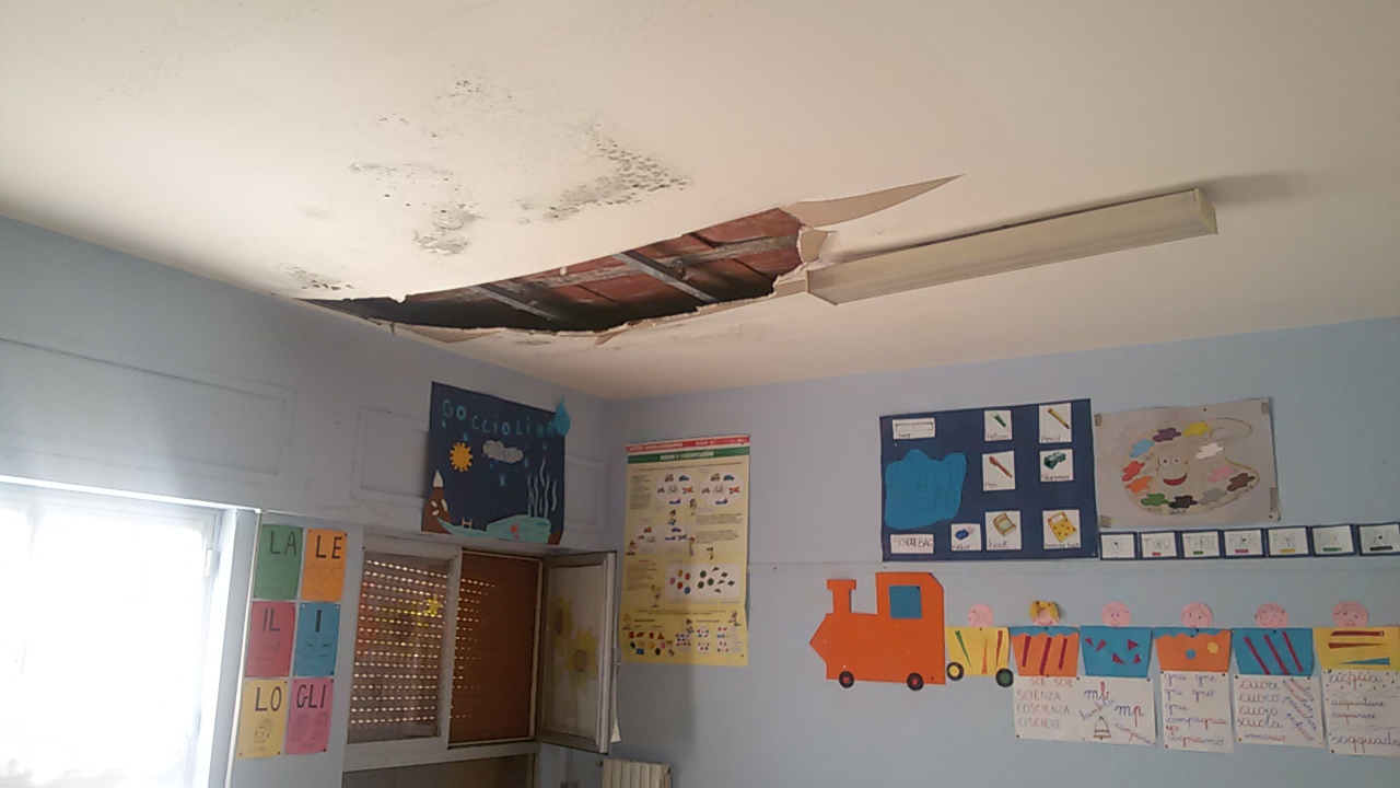 Acireale, crolla tetto in una scuola ed è allarme edifici$