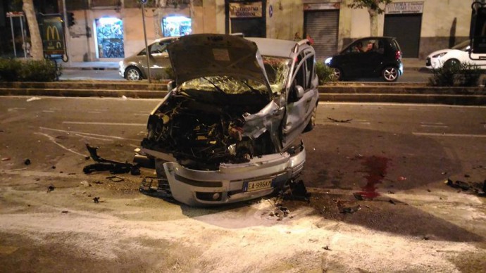 Foto della Fiat Panda, guidata da Lorena Mangano, dopo l'incidente in via Garibaldi