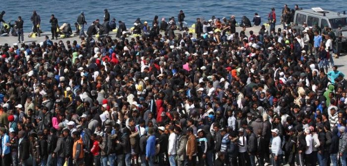 folla di migranti