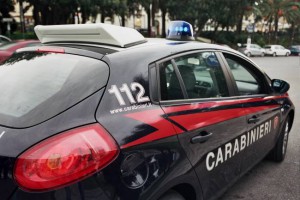 Foto laterale auto dei carabinieri