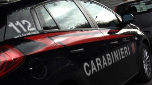 Foto dell'auto dei Carabinieri vista da dietro