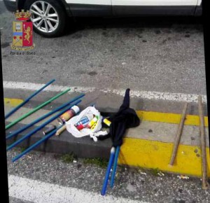 Foto del materiale sequestrato dalla Questura per gli scontri tra tifoserie del Catania e della Cavese
