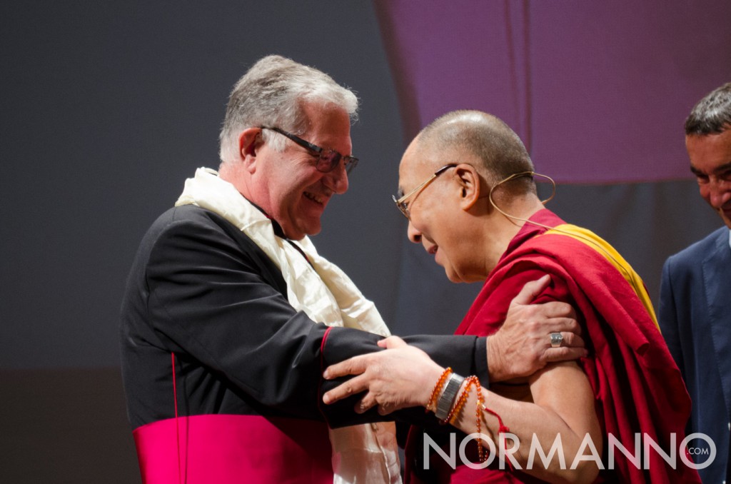 Foto dei saluti fra il Dalai Lama e Mons. Giovanni Accolla, Teatro Vittorio Emanuele Messina