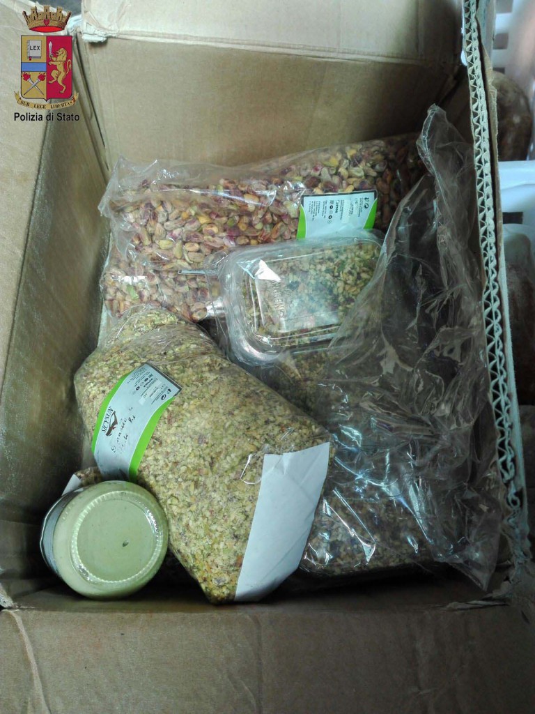 Foto scatole con alimenti avariati - Torrenova, Messina