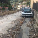Foto 06 - macchina a bordo strada in mezzo ai detriti dell'endazione torrente S.Michele, Giostra - Messina