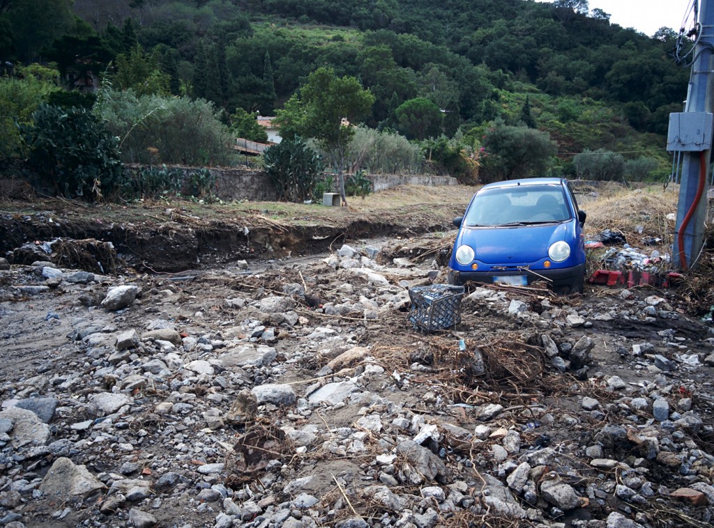 Foto 01 - macchina colpita esondazione torrente S.Michele, Giostra - Messina