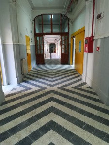 foto della pavimentazione del liceo maurolico