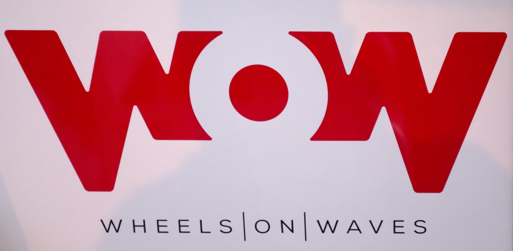 Foto del logo di Wheels on waves stampato sulla fiancata del catamarano