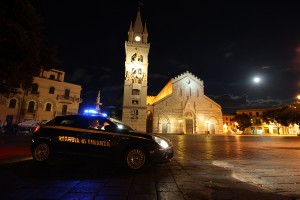 Foto di una vettura della guardia di finanza a piazza Duomo di notte