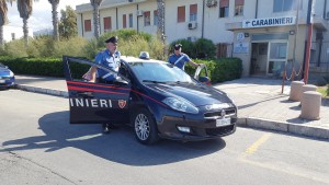 Foto di un'auto di carabinieri con due uomini in divisa