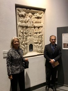 Caterina Di Giacomo e Carmelo Romeo di fronte a un tabernacolo marmoreo del 1504 - museo regionale di messina
