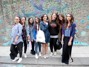 Diala Brisly e le ragazze del liceo Basile di fronte al murale in via XXIV maggio - Messina