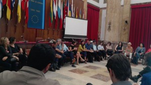 foto dell'incontro nel salone delle bandiere tra l'assessore santisi e 7 fondazioni di comunità