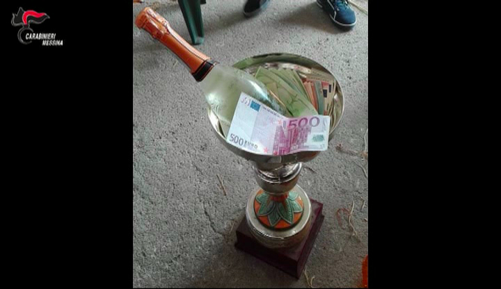 Foto della coppa con i soldi delle scommesse durante le corse di cavalli clandestine - messina - operazione zikka