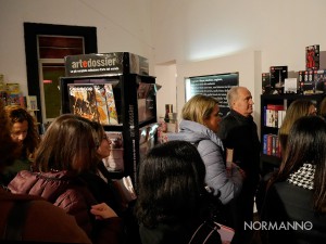 Persone in fila al firmacopie di presentazione del nuovo romanzo di Alessia Gazzola, Arabesque, alla gilda dei narratori di Messina
