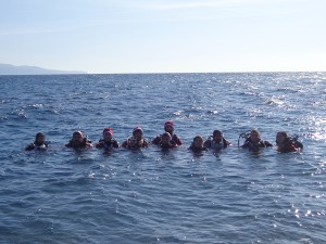 foto di nuotatori subacquei professionisti vestiti da babbo natale per l'evento babbo natale arriva dal mare - santa margherita - messina