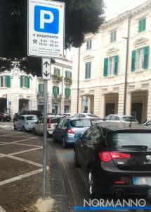 Foto delle nuove strisce blu al posto del divieto di sosta a Piazza del Popolo
