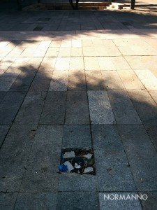 foto dei resti di un palo rimosso a piazza cairoli - messina