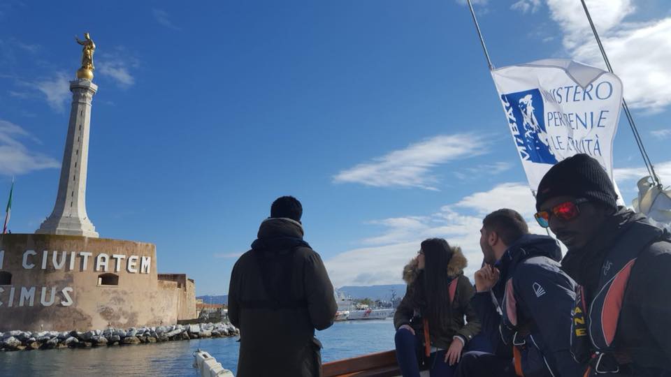 Foto dalla pagina "Il museo navigante" che raffigura l'arrivo della goletta Oloferne al porto di Messina