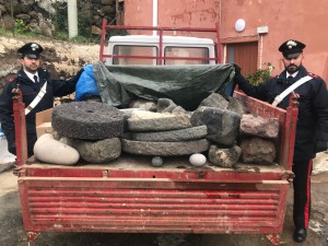 foto del furgone bloccato dai Carabinieri che nascondeva 35 reperti archeologici rubati a Filicudi