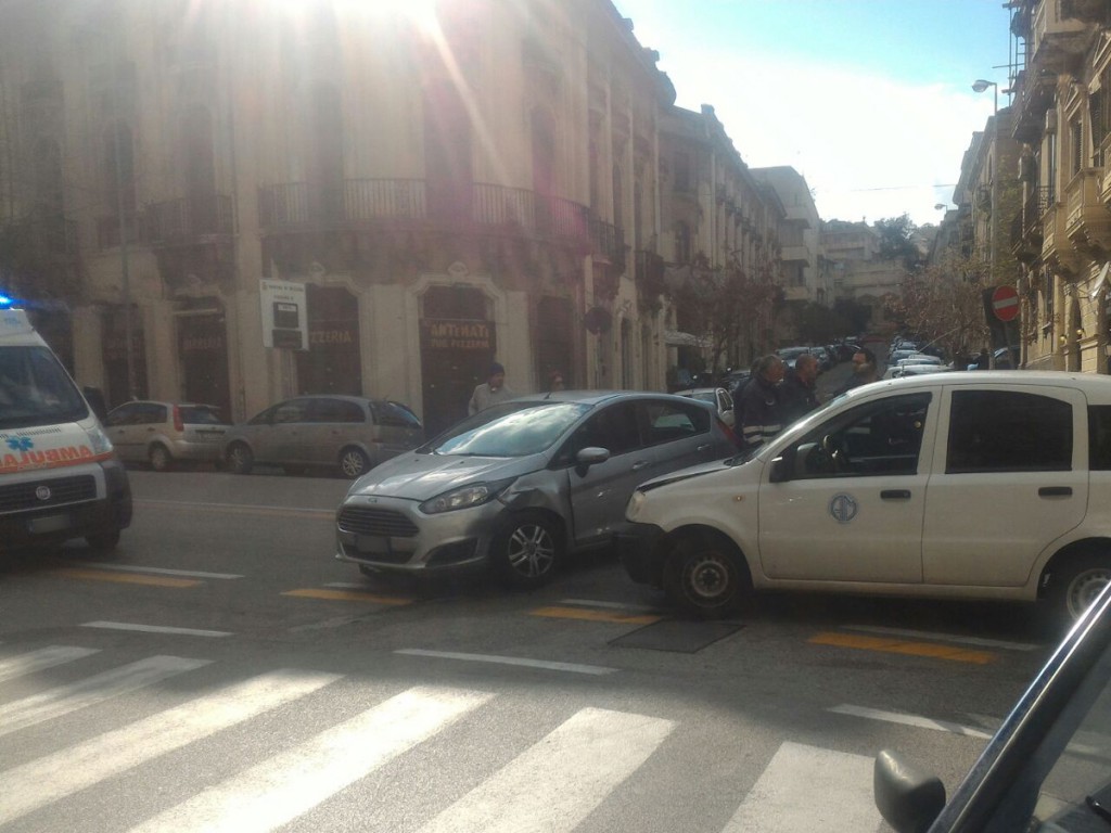 Foto dell'incidente del Corso Cavour con due veicoli, Messina