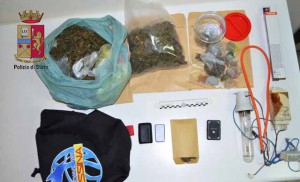 Foto della marijuana e degli strumenti utili allo spaccio di stupefacenti sequestrati dalla Polizia