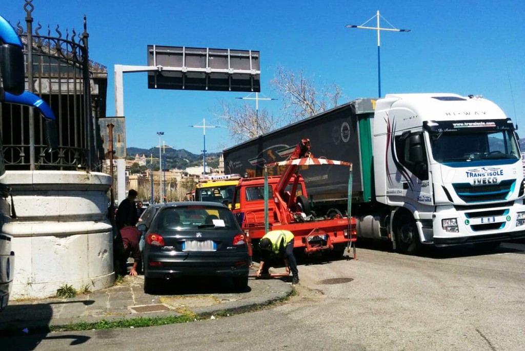 Foto di un carro attrezzi in azione a Messina