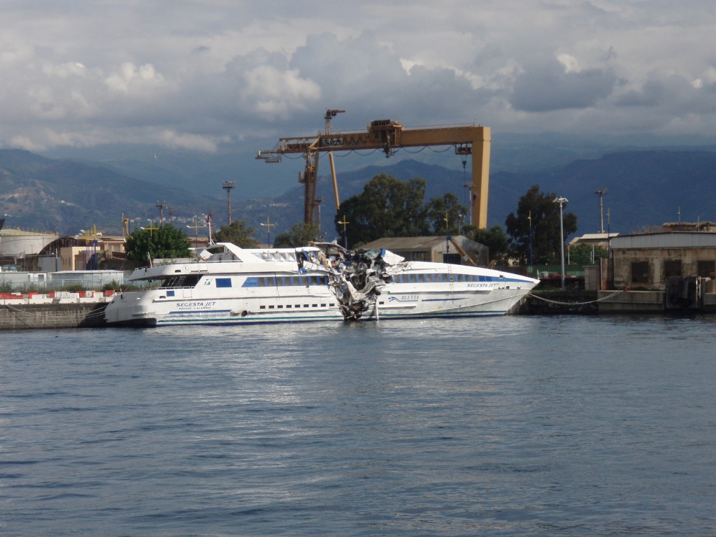 immagine della nave Segesta dopo incidente nello Stretto di Messina