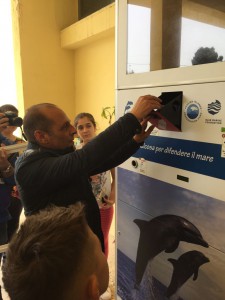 Il sindaco del comune di Lipari Marco Giorgianni all'inaugurazione della macchina compattatrice di bottiglie di plastica