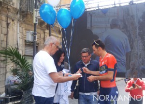Sul palco di Pedaliamo Messina Bramanti, Nibali e il padre di Rosario Costa cui viene omaggiata una maglietta