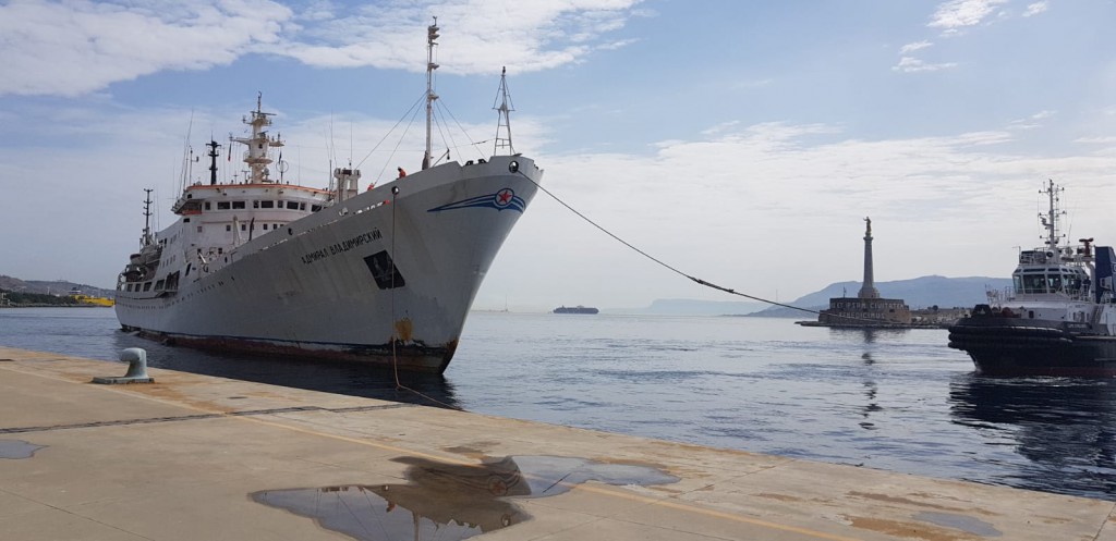 Foto della nave da ricerca “Admiral Vladimirskiy”, al porto di Messina
