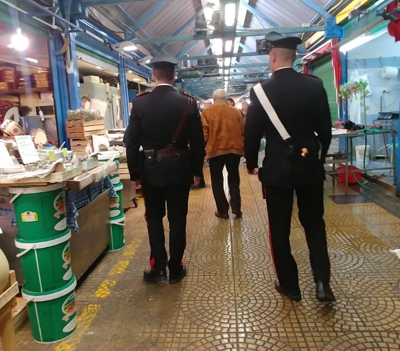 Foto di due carabinieri durante i controlli ai box per il pesce al dettaglio del mercato Vascone