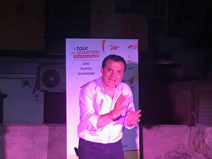 foto del candidato sindaco cateno de luca durante il suo tour nei quartieri