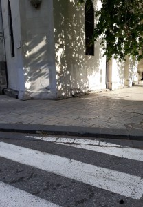 foto del marciapiede senza scivolo in prossimità delle strisce pedonali - via garibaldi - messina