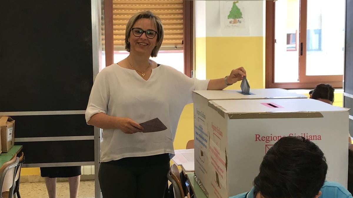 Emilia Barrile vota alla scuola Mazzini 