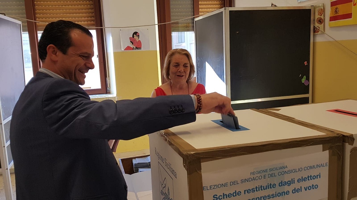 Foto di Cateno De Luca mentre vota alla scuola Mazzini
