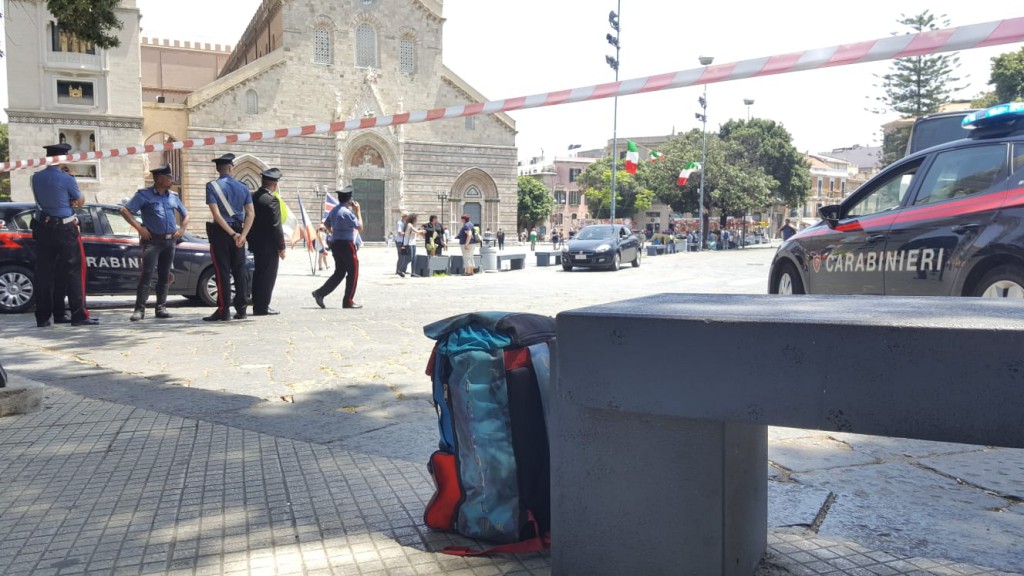 Zaino sospetto ritrovato a piazza Duomo, Messina - intervento Carabinieri
