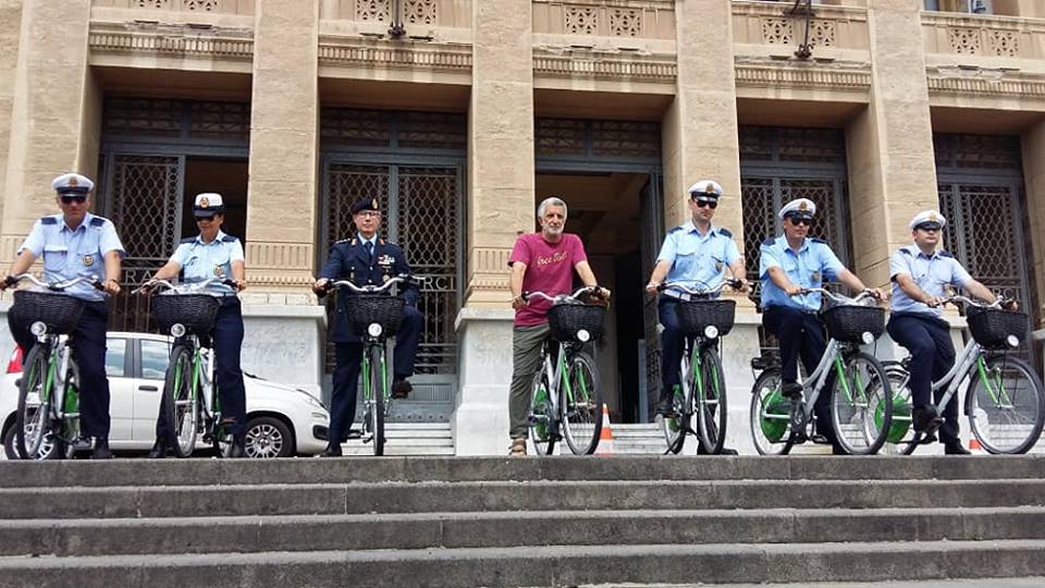 foto della cerimonia, sindaco renato accoranti consegna 16 biciclette