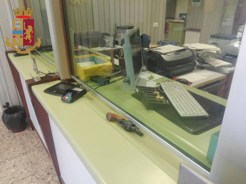 Foto della pistola all'interno dell'ufficio postale