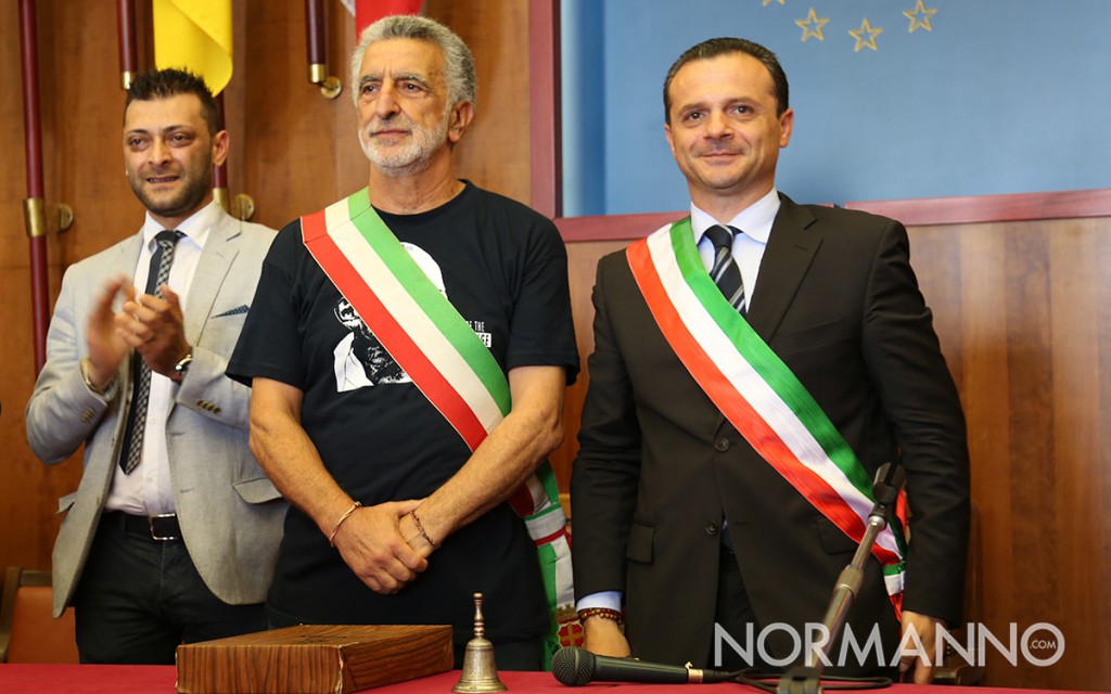 Consegna fascia sindaco di Messina fra Renato Accorinti e Cateno De Luca - 01