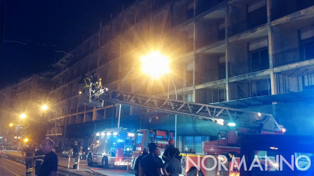 Foto intervento vigili del fuoco, incendio ex hotel riviera - Messina
