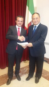 Cateno De Luca e l'amministratore delegato della Byd Europe nella giornata in cui è stato firmato il contratto di fornitura di 13 bus elettrici a Messina