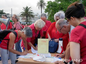 raccolta firme durante la manifestazione magliettarossa organizzata da libera per promuovere l'accoglienza - messina