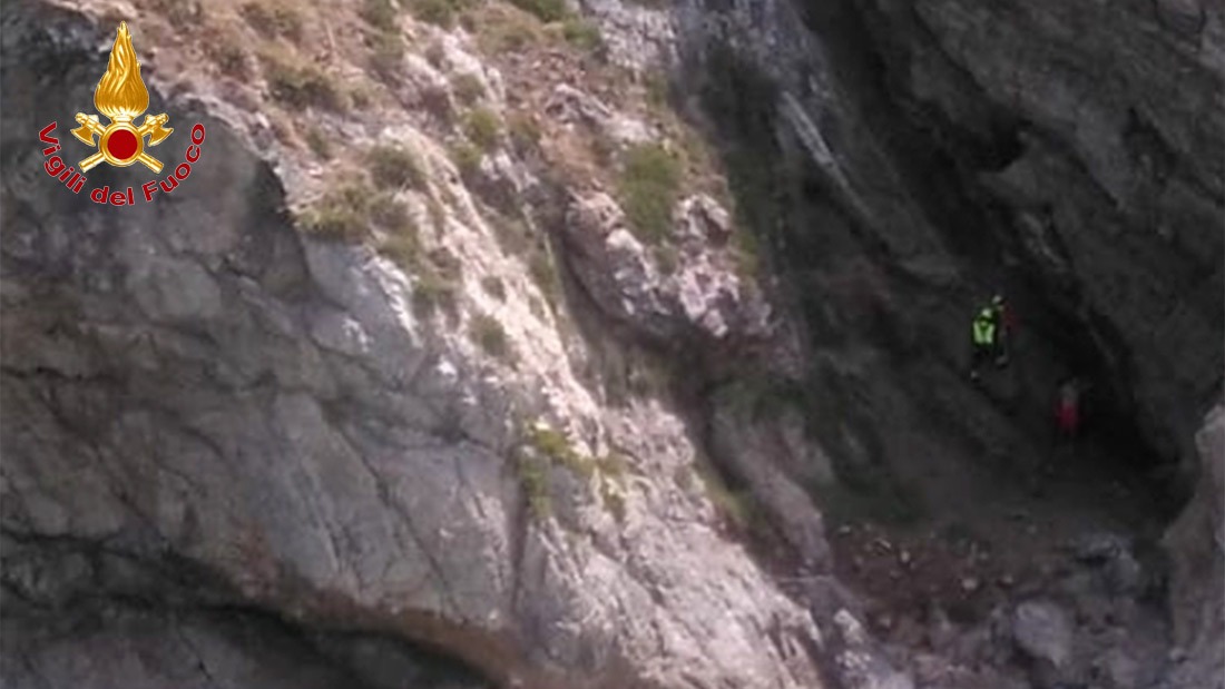 Foto dei turisti bloccati sulla scogliera di Patti, in provincia di Messina