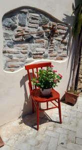 Foto di una sedia colorata ornata di fiori a seguito dell'iniziativa del gruppo Festi e mali iunnati - Mili San Pietro in provincia di messina