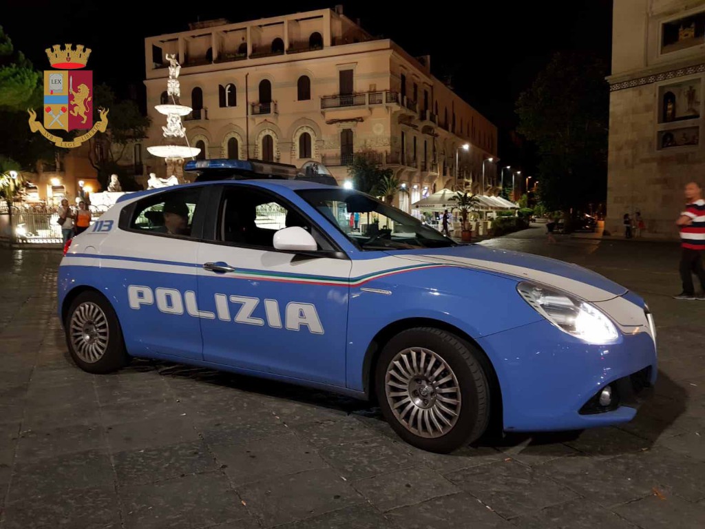 Volante della Polizia di fronte Duomo di Messina