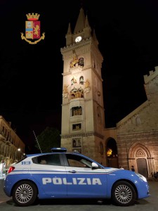 Foto della volante della Polizia a piazza Duomo, Messina