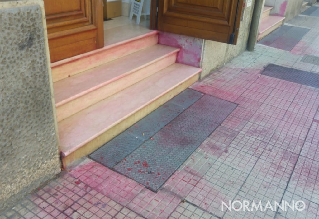 residui di vernice rossa versati davanti all'ingresso del centro di accoglienza migranti di via I settembre