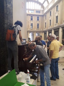 pianoforte pubblico galleria vittorio emanuele riparato dai cittadini