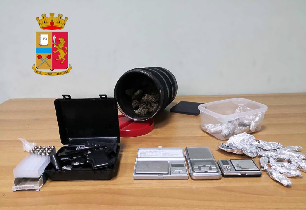 Foto della pistola e della sostanza stupefacente - marijuana e cocaina - già suddivisa in dosi - Cronaca Messina